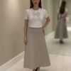 T-shirt branca feminina Lulu com laço bordado à mão na frente