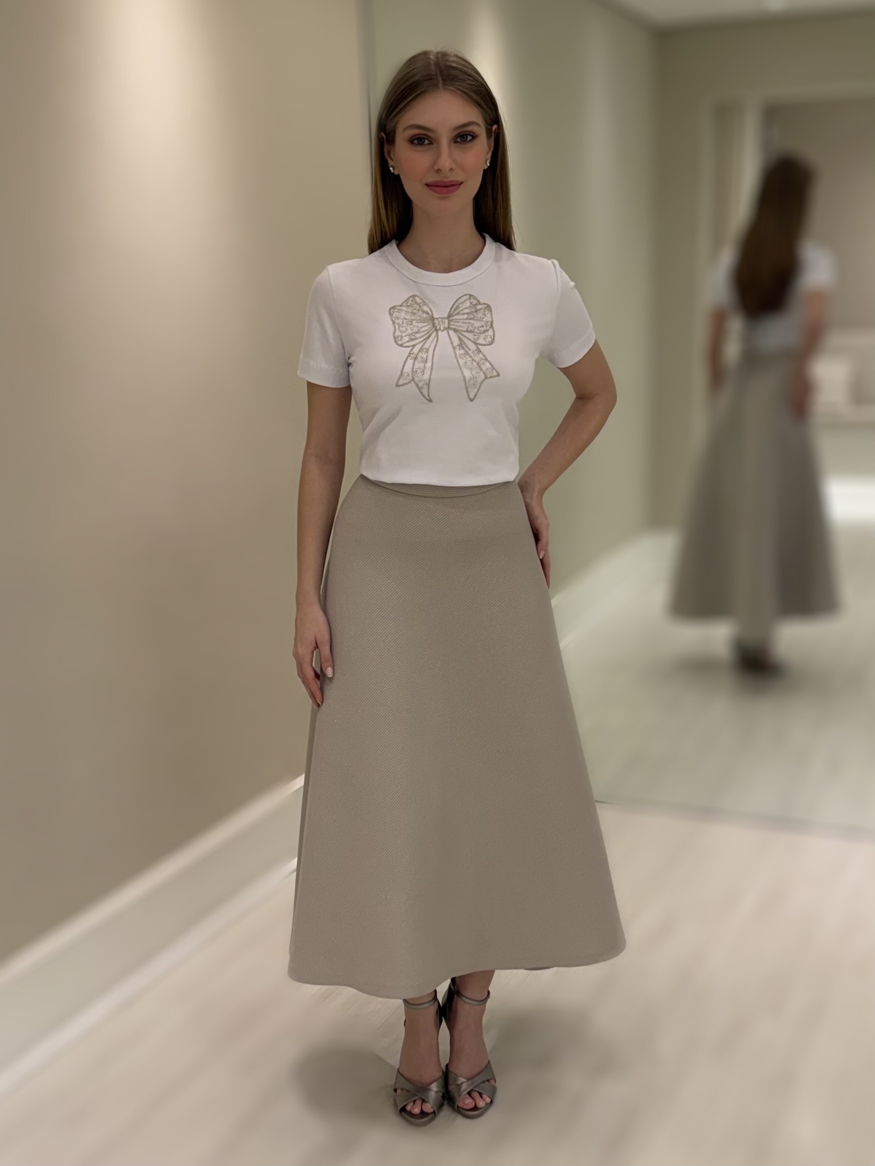 T-shirt branca feminina Lulu com laço bordado à mão na frente