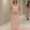 Vestido midi rosa em renda laise com pelerine sobre os ombros e padronagem floral
