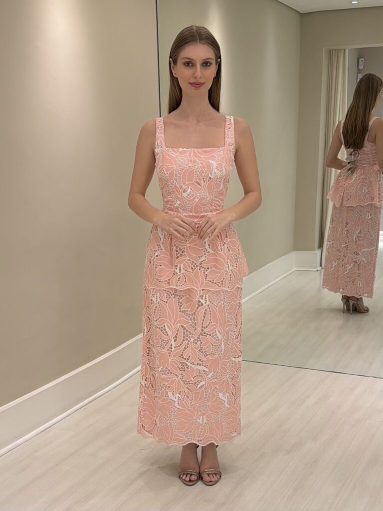 Vestido midi rosa em renda laise com pelerine sobre os ombros e padronagem floral