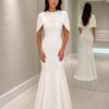 Vestido longo off white tomara que caia em crepe com pelerine removível