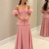 Vestido rosa longo em renda floral com decote ombro a ombro, mangas bufantes e saia basque