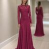 Vestido longo de renda floral rosa escuro com mangas longas e decote redondo com transparência
