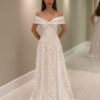 Vestido longo off white em renda floral com decote ombro a ombro, busto drapeado e saia ampla em linha A