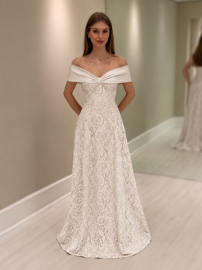 Vestido longo off white em renda floral com decote ombro a ombro, busto drapeado e saia ampla em linha A