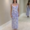 Vestido midi branco em renda laise com pelerine solta