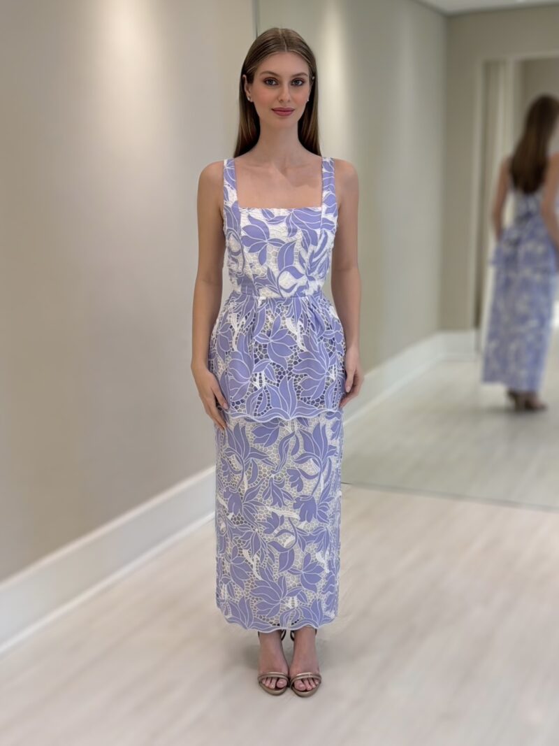 Vestido midi branco em renda laise com pelerine solta